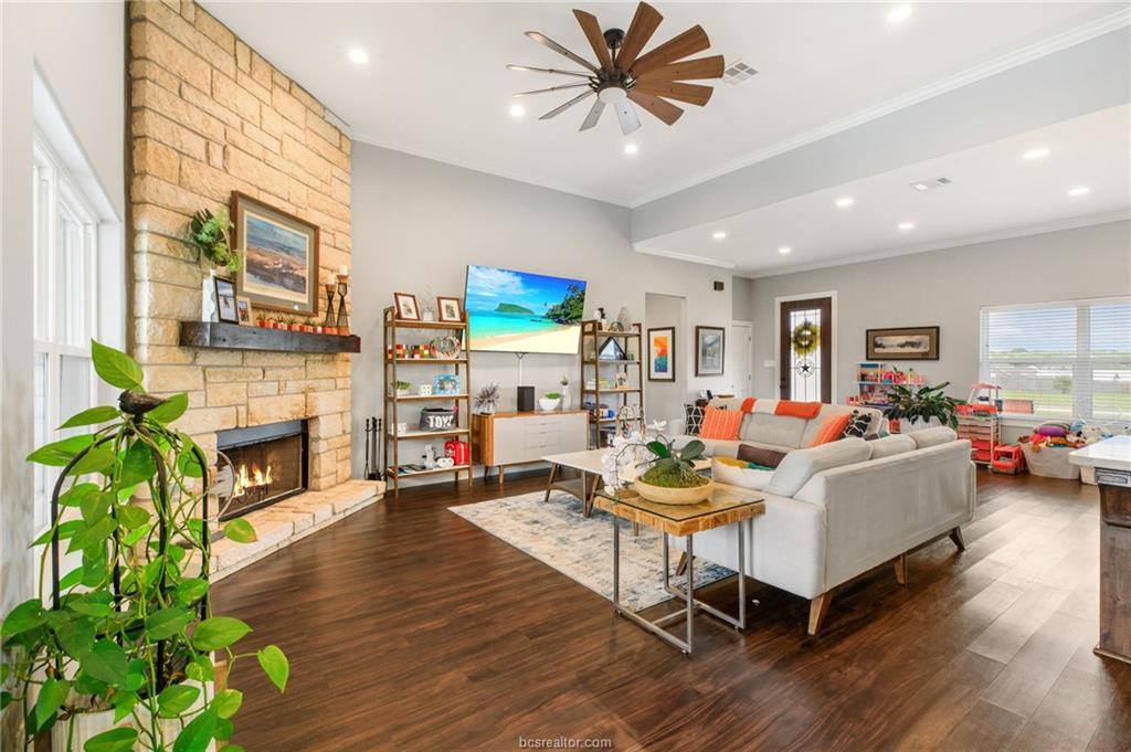 928 Azalea Drive, Franklin, TX 77856