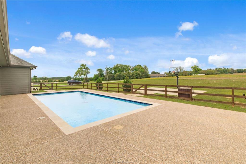 928 Azalea Drive, Franklin, TX 77856