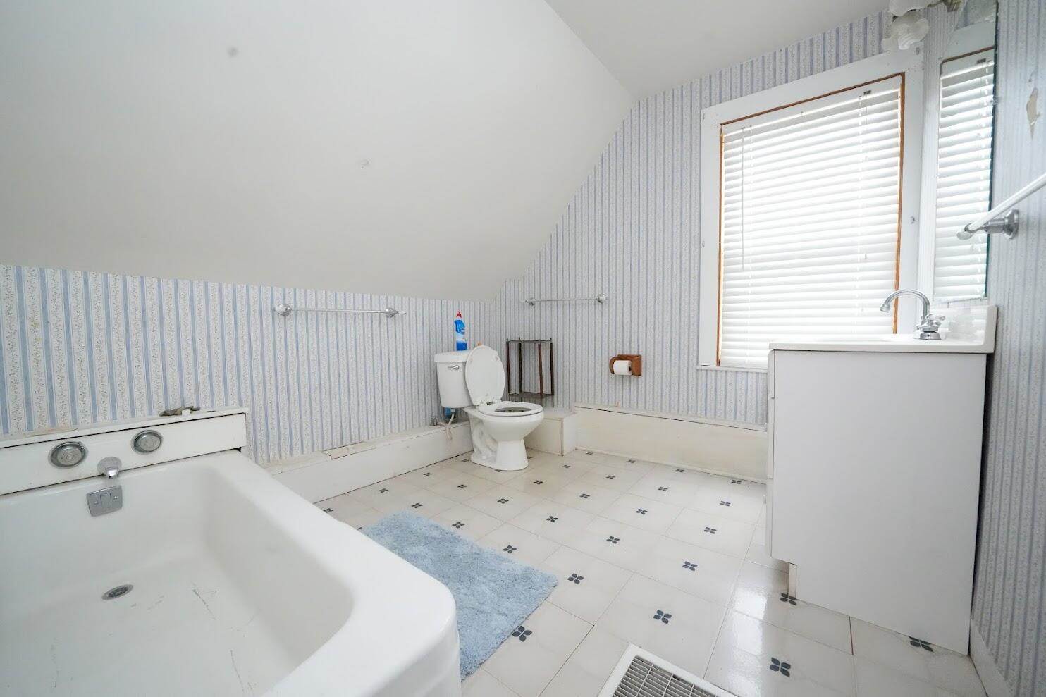 345 South Main Street, Winterport, ME 04496