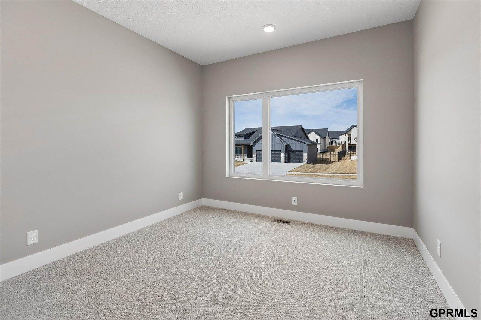 19509 Ellison Avenue, Elkhorn, NE 68022