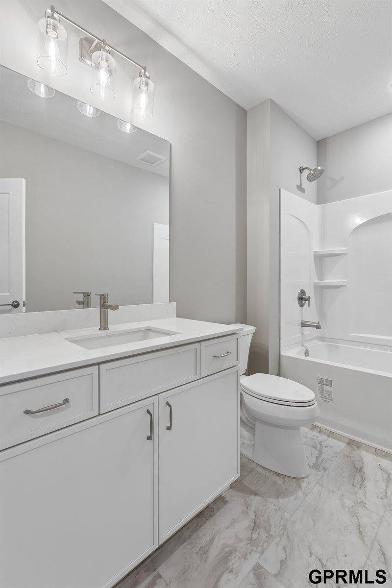 19509 Ellison Avenue, Elkhorn, NE 68022