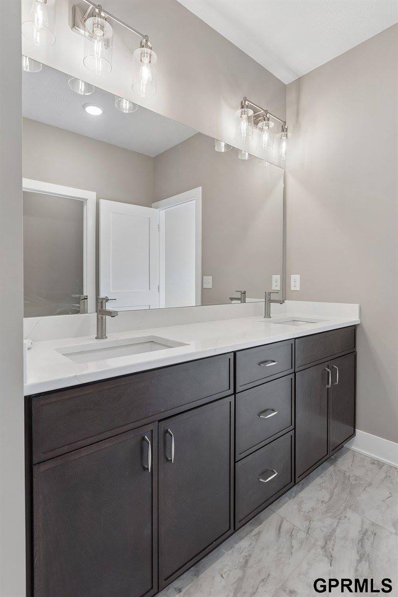 5707 Kestrel Parkway, Elkhorn, NE 68022