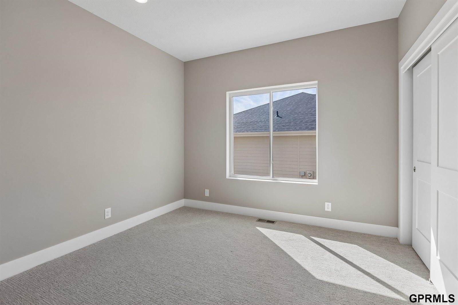 5707 Kestrel Parkway, Elkhorn, NE 68022