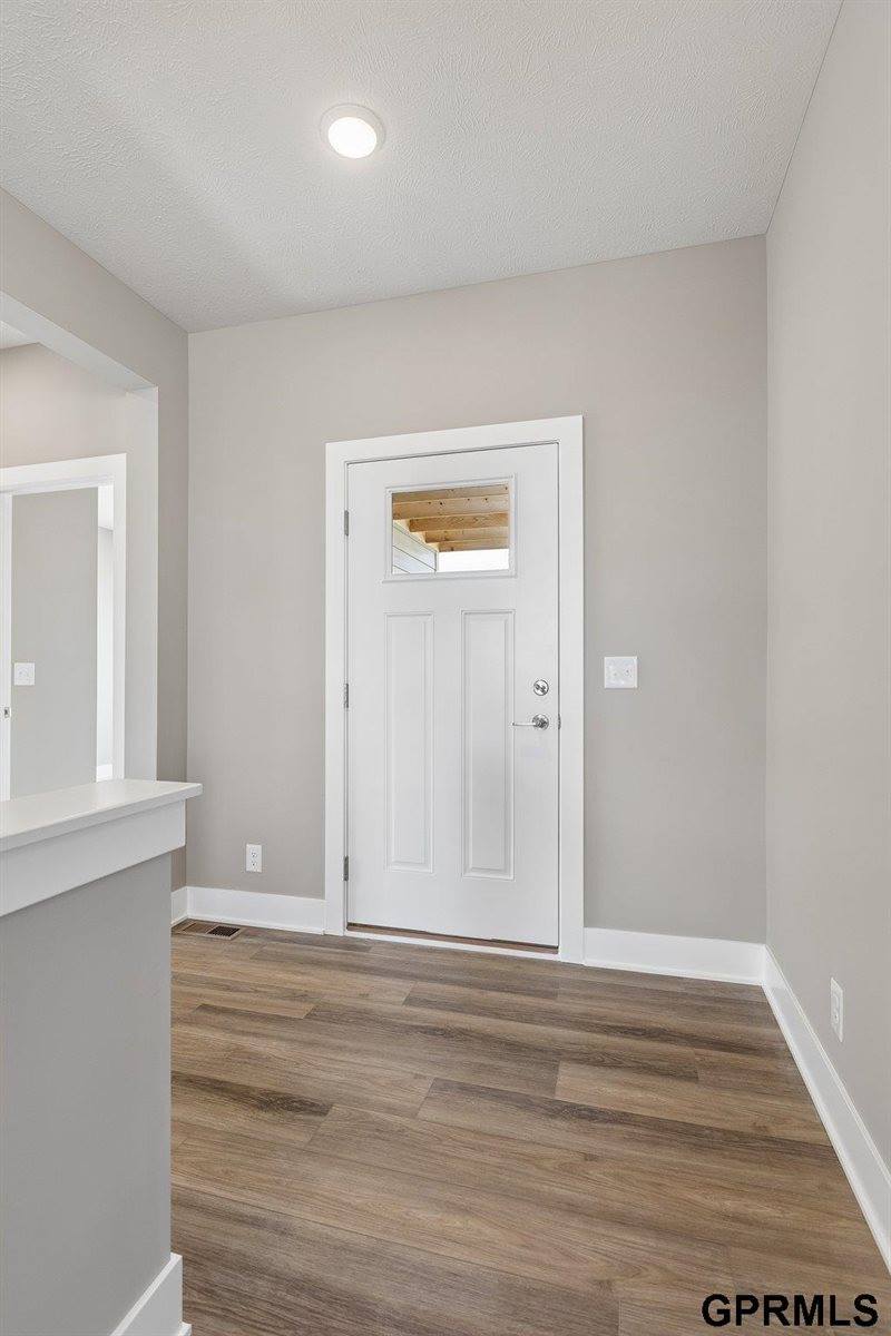 5707 Kestrel Parkway, Elkhorn, NE 68022