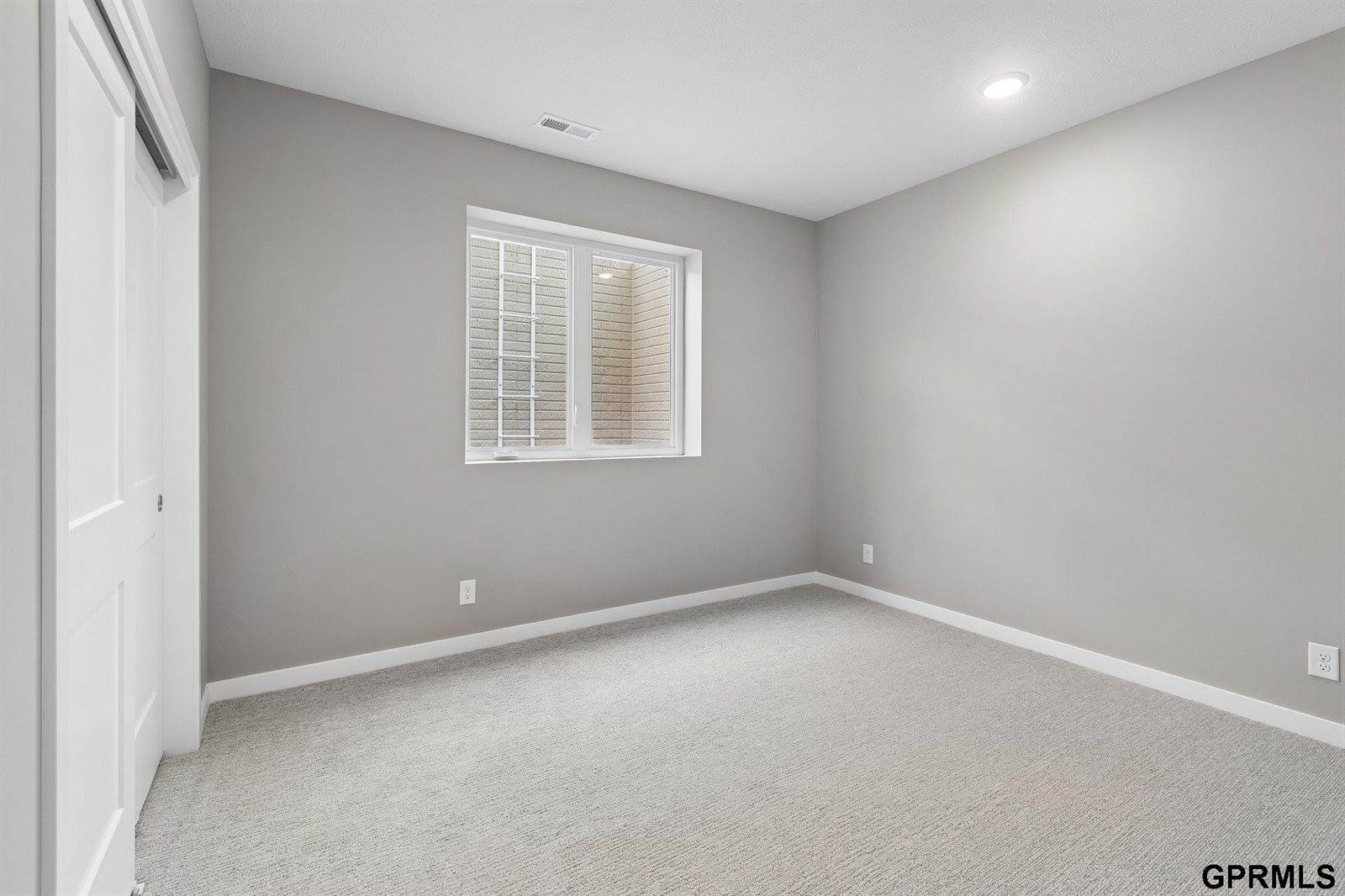 5707 Kestrel Parkway, Elkhorn, NE 68022