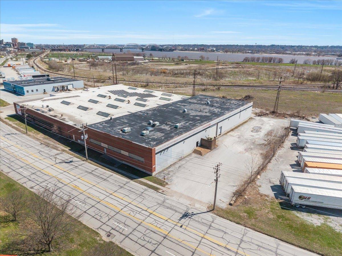 1609 West River Drive, Davenport, IA 52802