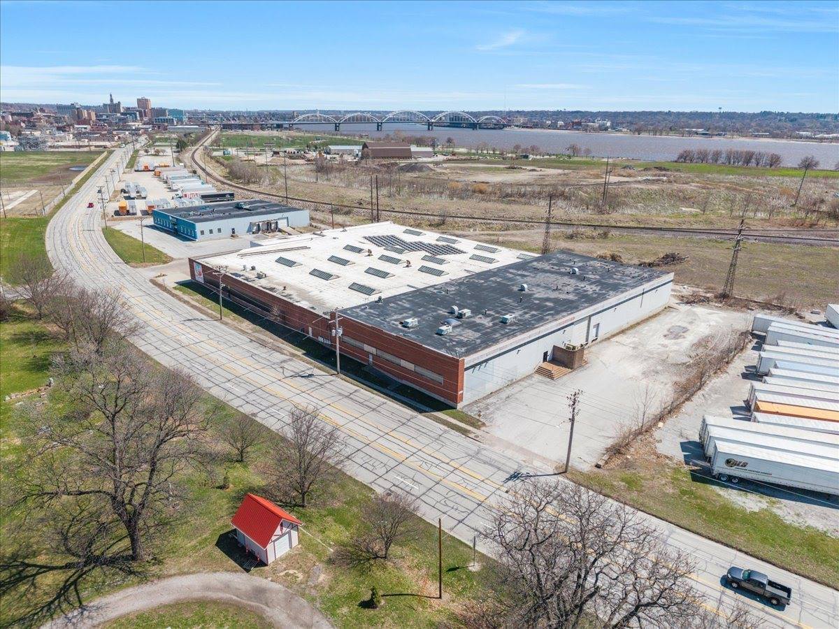 1609 West River Drive, Davenport, IA 52802