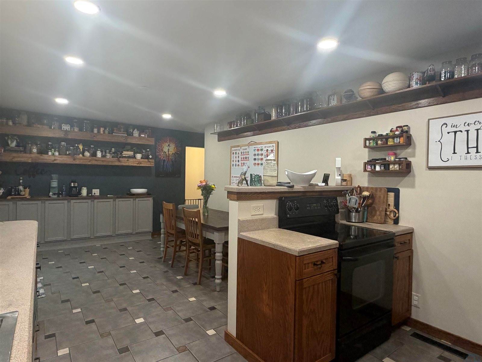 4618 Cherrywood Ln, Sioux City, IA 51106
