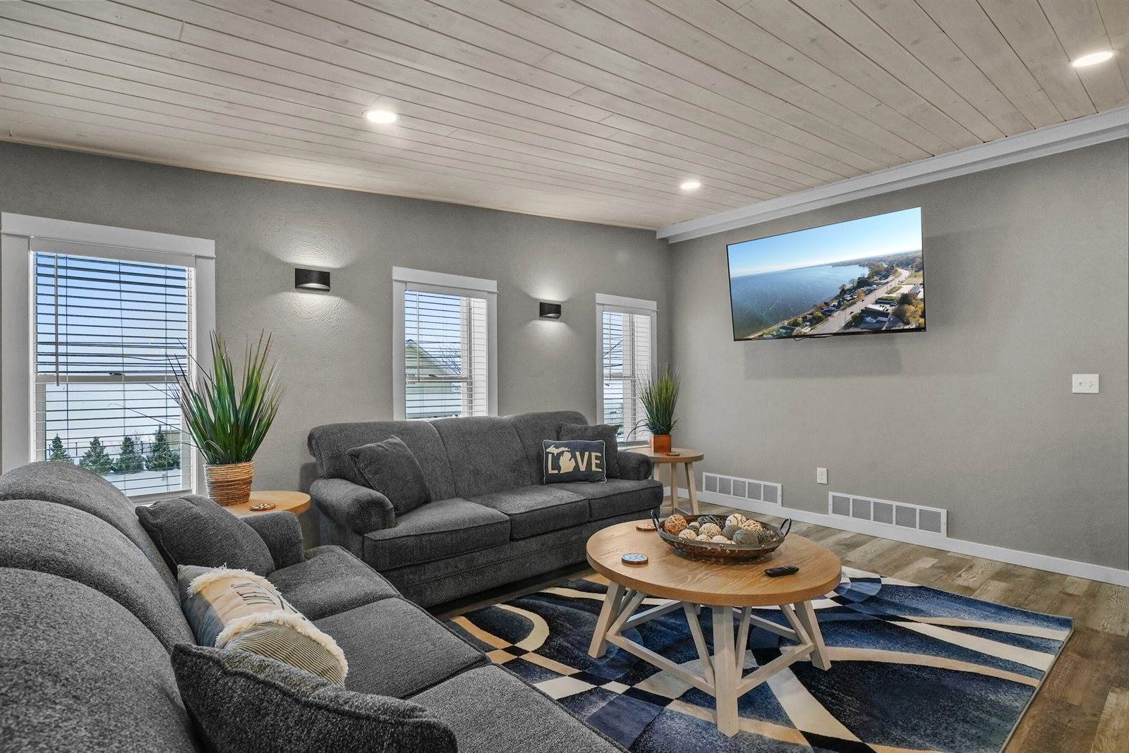 5783 West Houghton Lake Drive, Houghton Lake, MI 48629