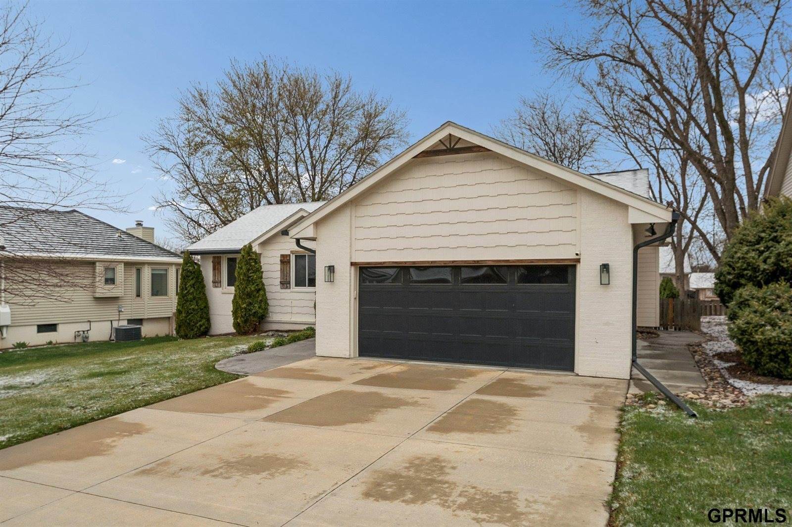 15718 Westchester Circle, Omaha, NE 68118