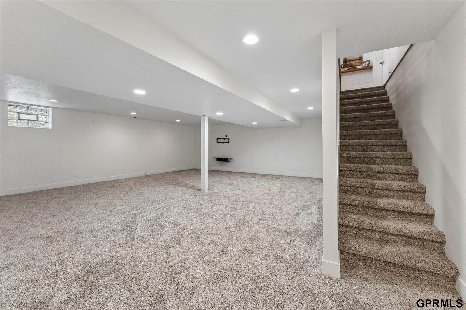 15718 Westchester Circle, Omaha, NE 68118