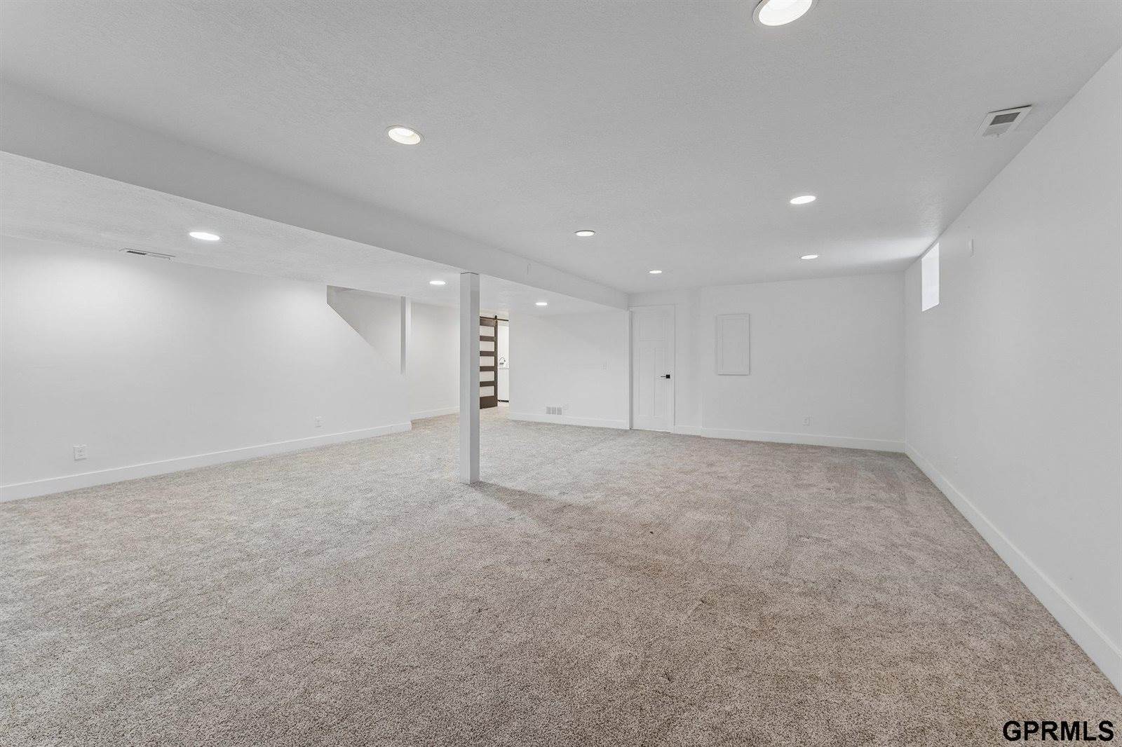 15718 Westchester Circle, Omaha, NE 68118