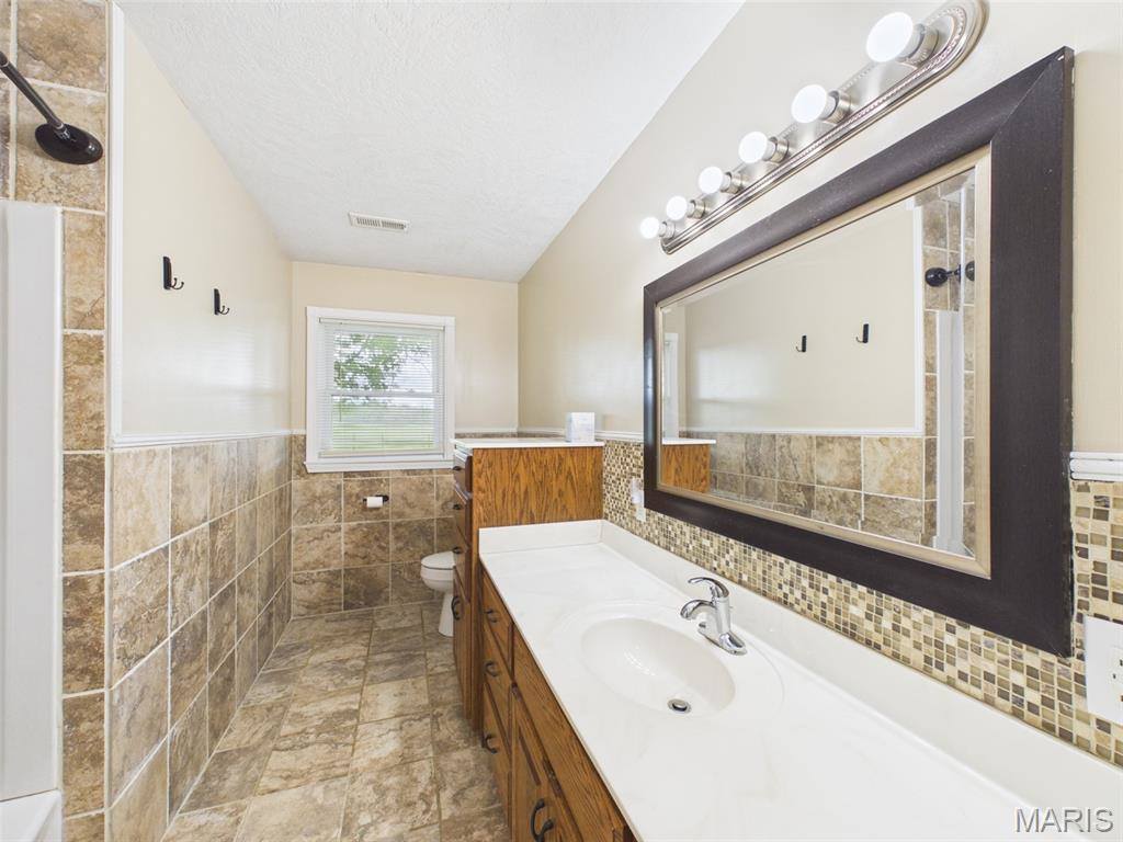 21783 Highway B, Lebanon, MO 65536