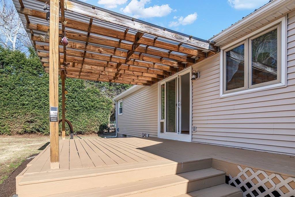 16 Shaggbark Drive, Southwick, MA 01077