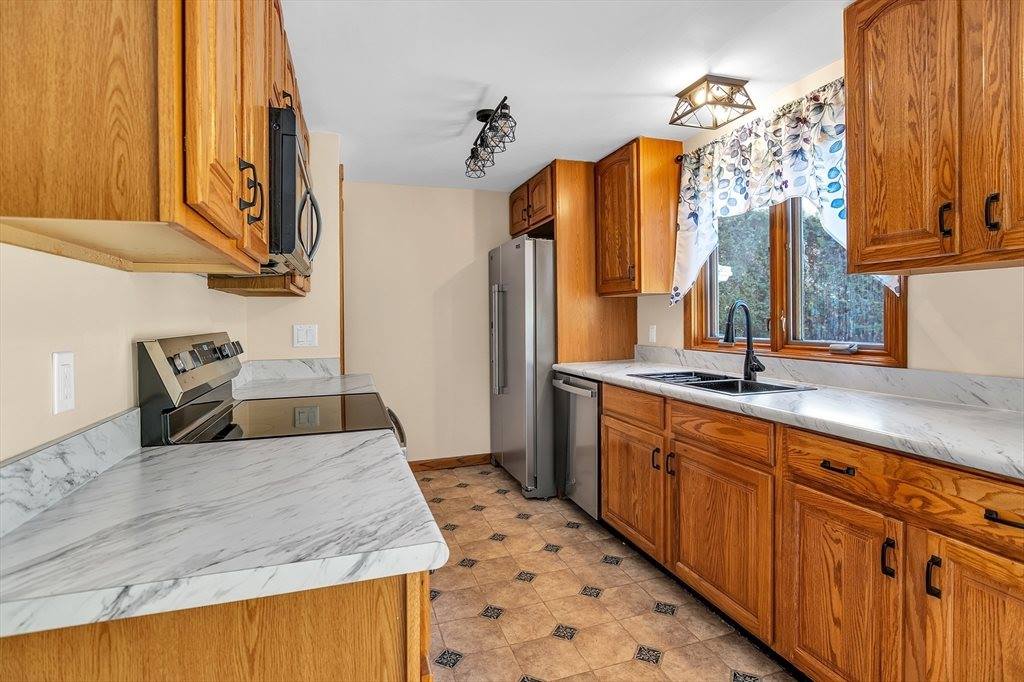 16 Shaggbark Drive, Southwick, MA 01077