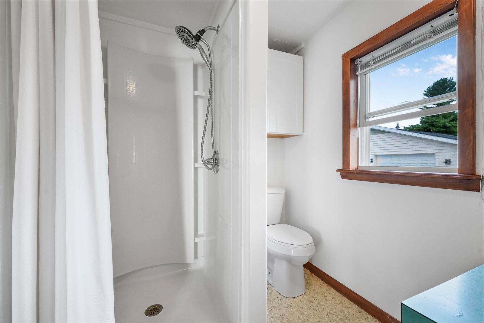 119 Wilson Avenue, Houghton Lake, MI 48629