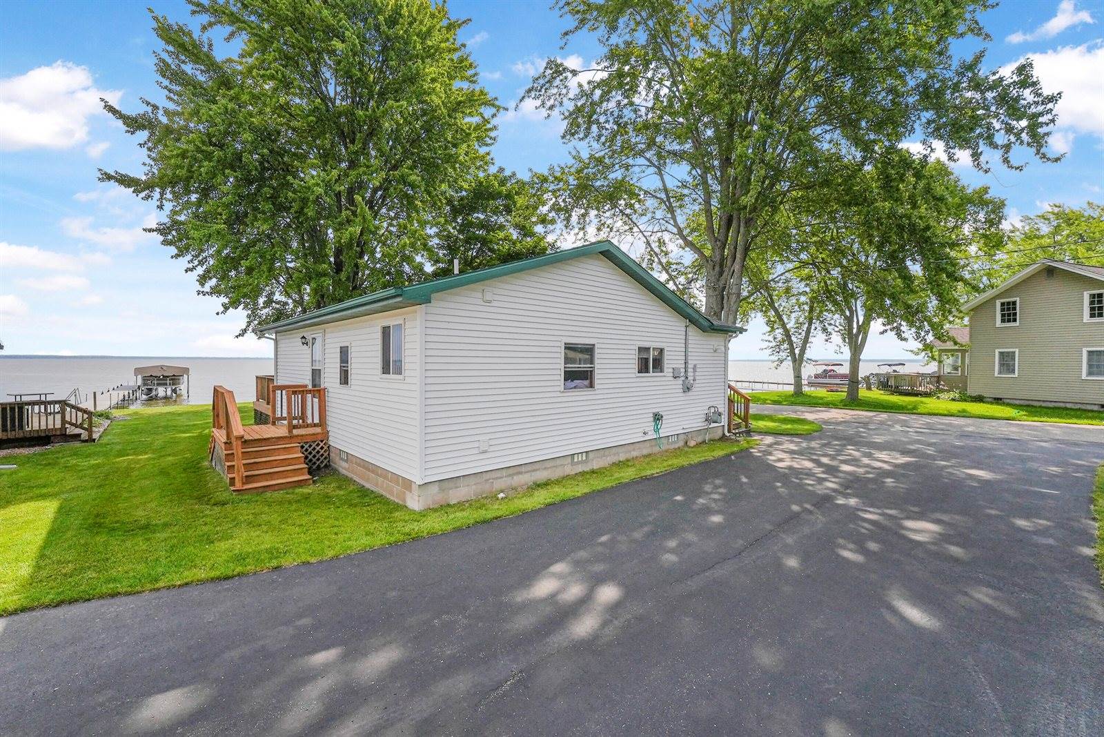 119 Wilson Avenue, Houghton Lake, MI 48629