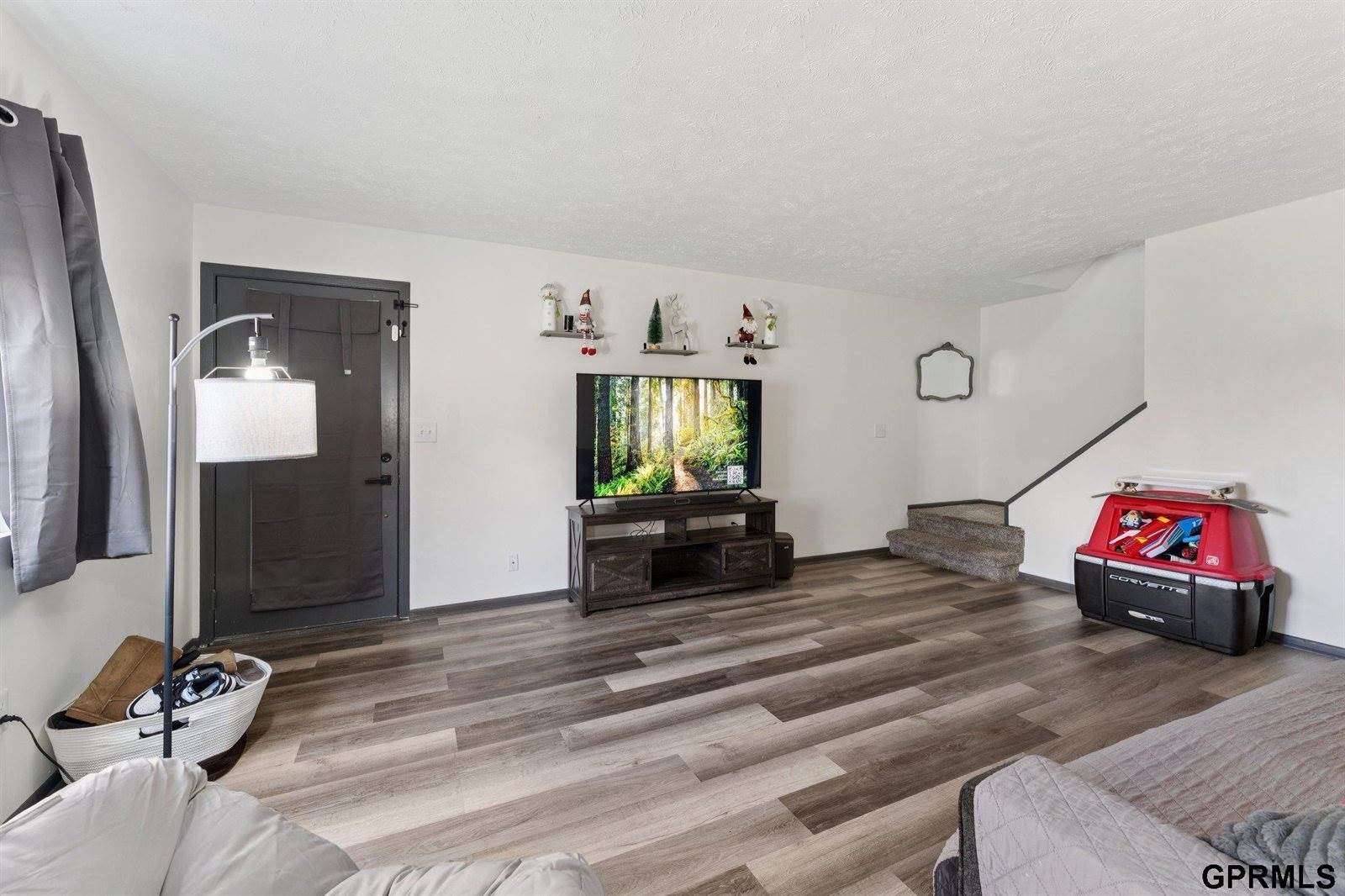 823 North 123 Court, Omaha, NE 68154