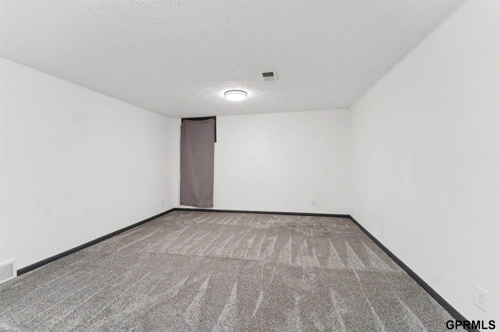 823 North 123 Court, Omaha, NE 68154