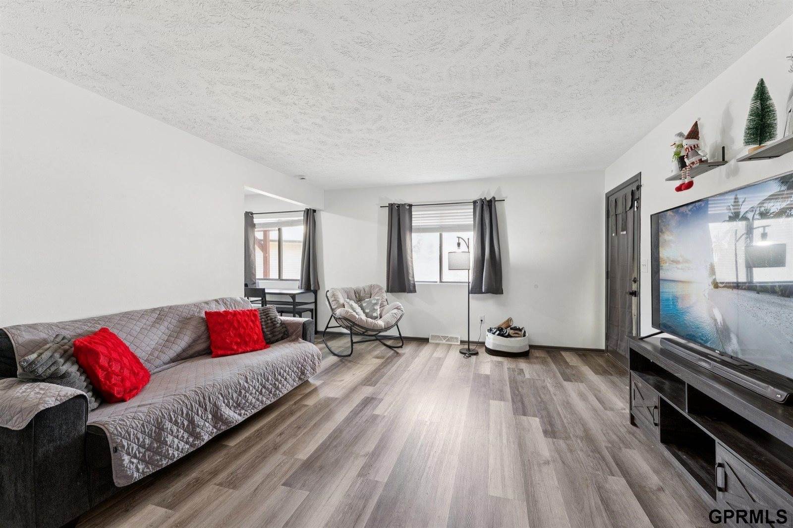 823 North 123 Court, Omaha, NE 68154