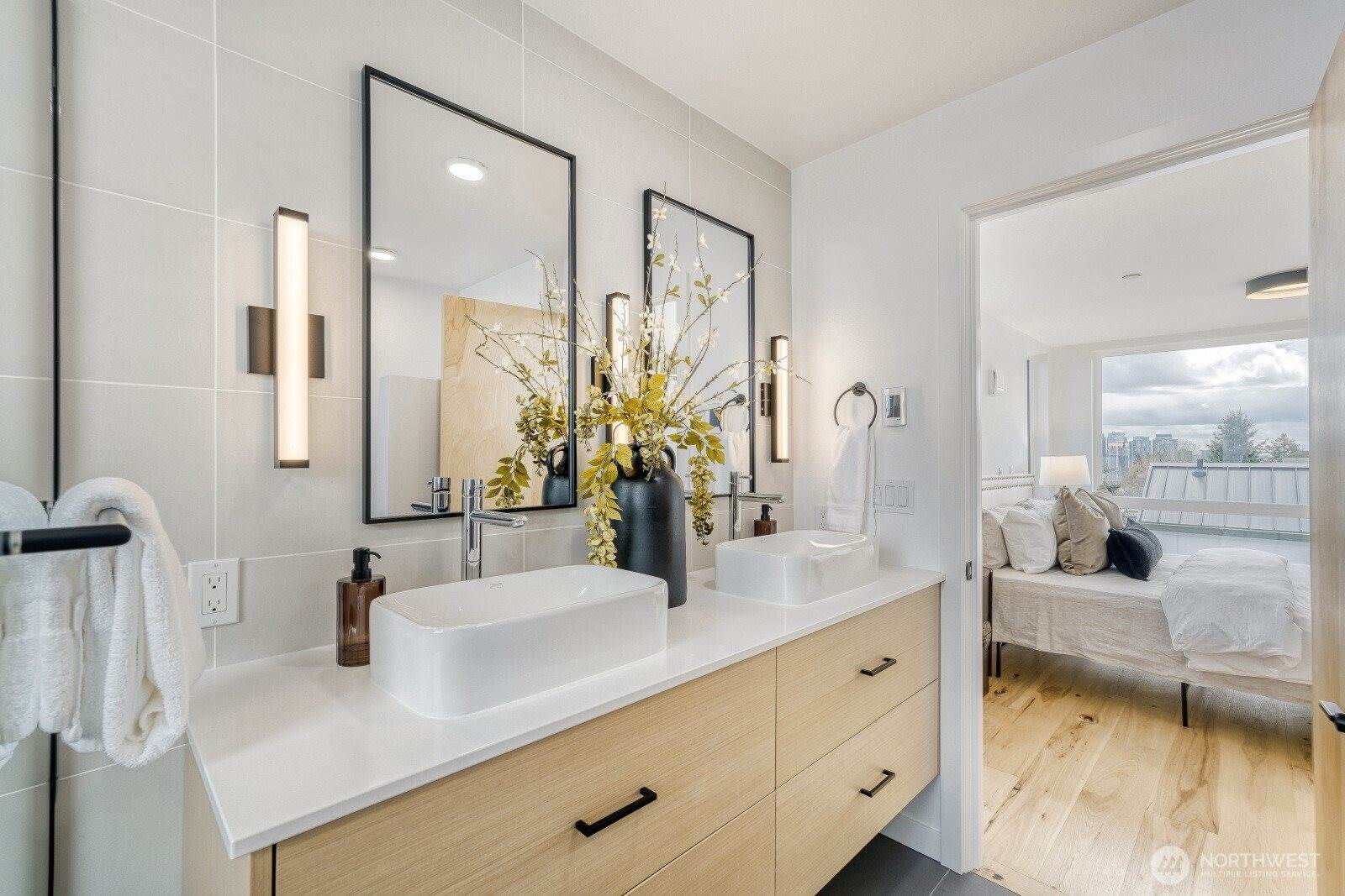 517 Howe Street, #B, Seattle, WA 98109