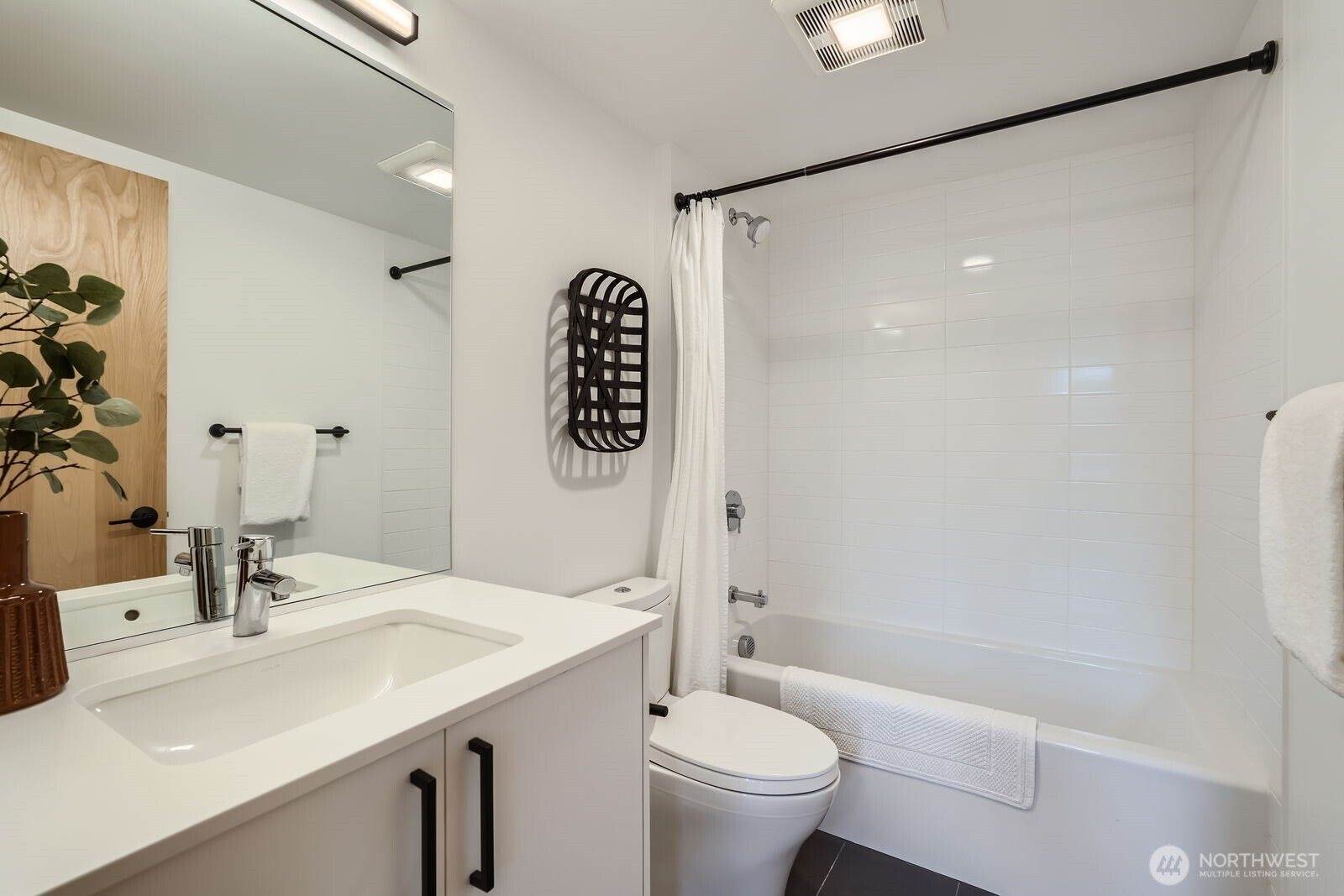 517 Howe Street, #B, Seattle, WA 98109