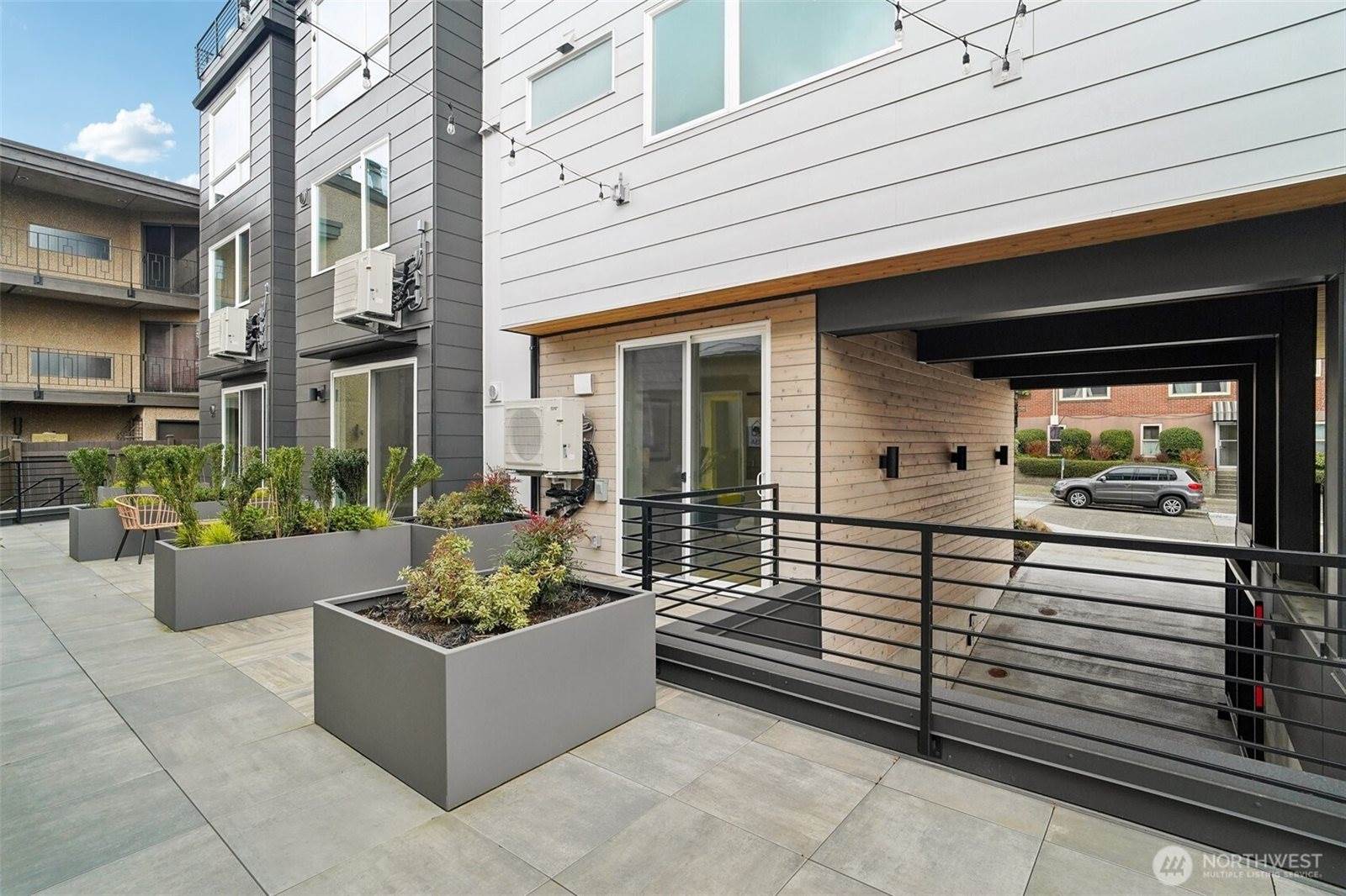 517 Howe Street, #B, Seattle, WA 98109