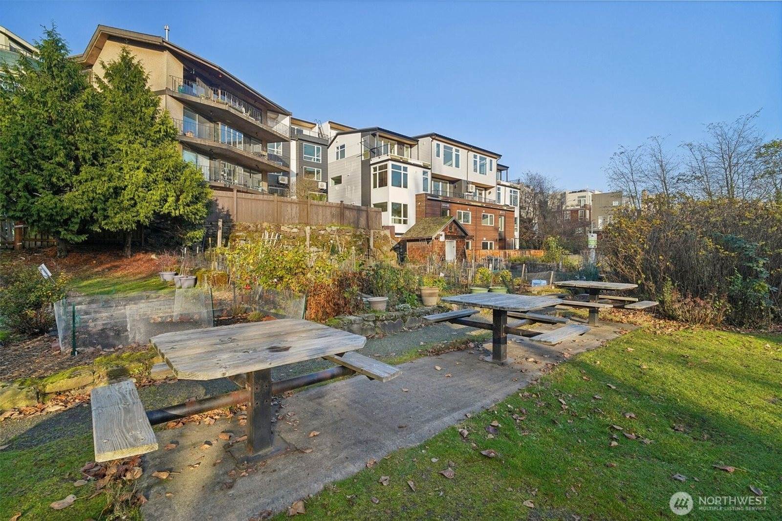 517 Howe Street, #B, Seattle, WA 98109