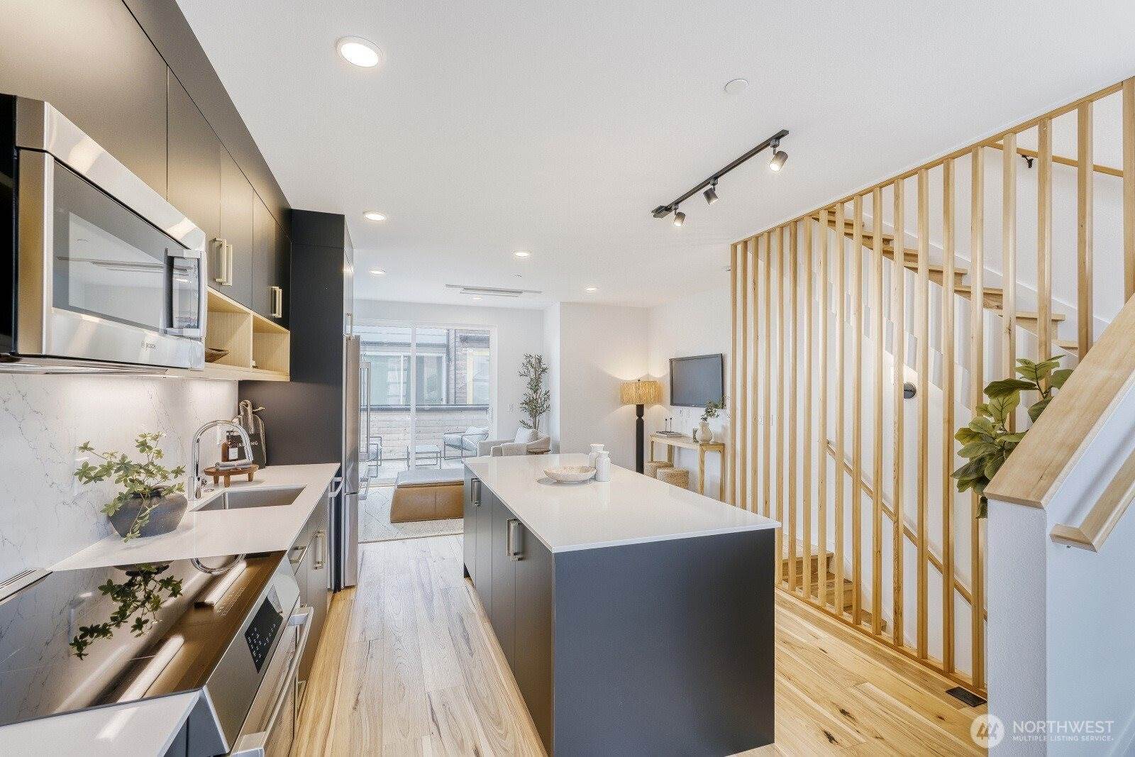 517 Howe Street, #B, Seattle, WA 98109
