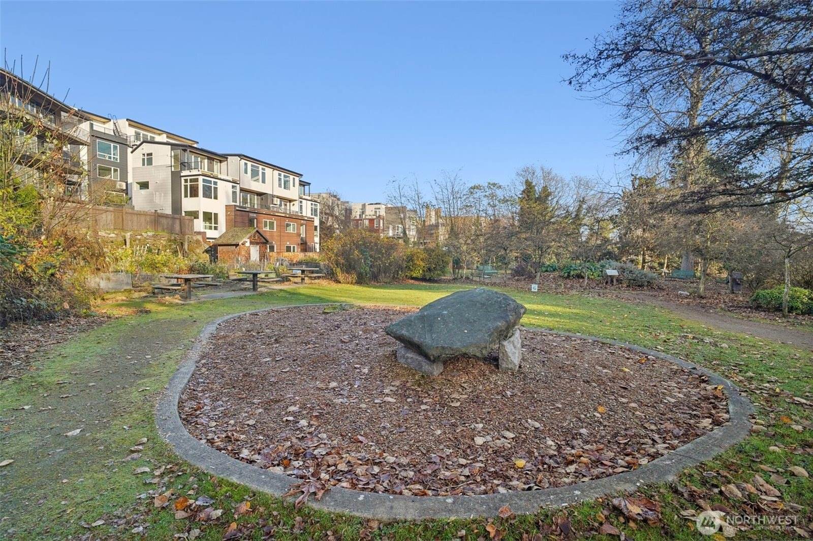 517 Howe Street, #B, Seattle, WA 98109