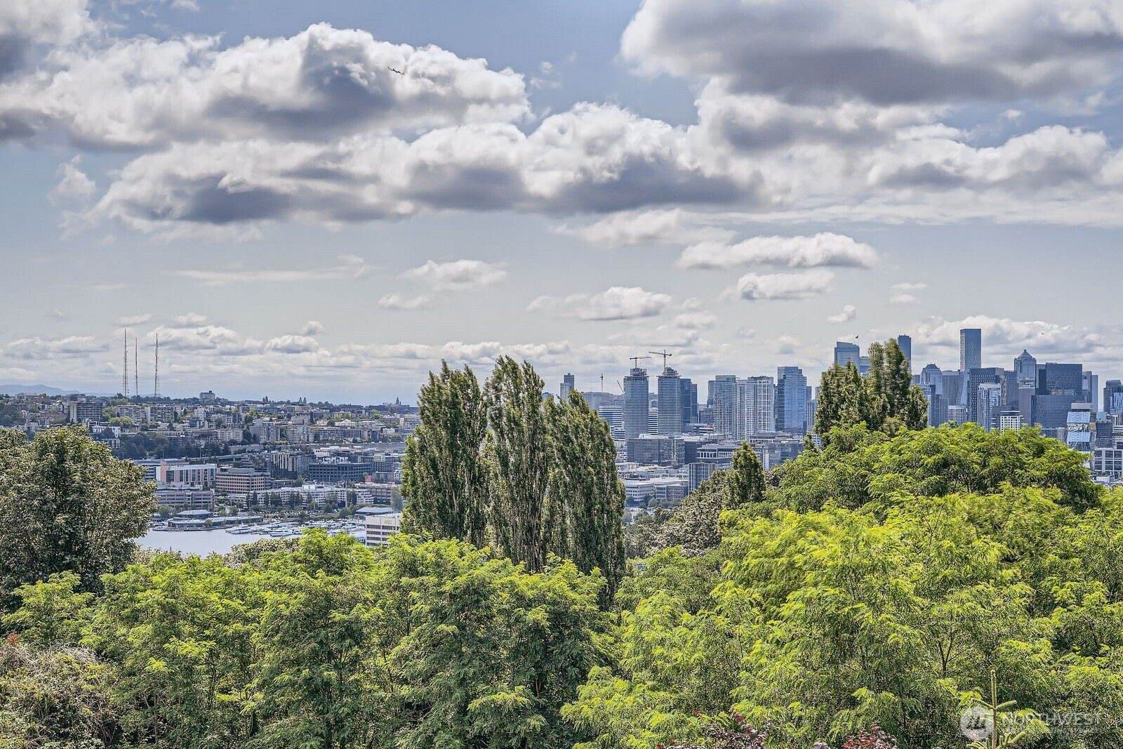 517 Howe Street, #B, Seattle, WA 98109