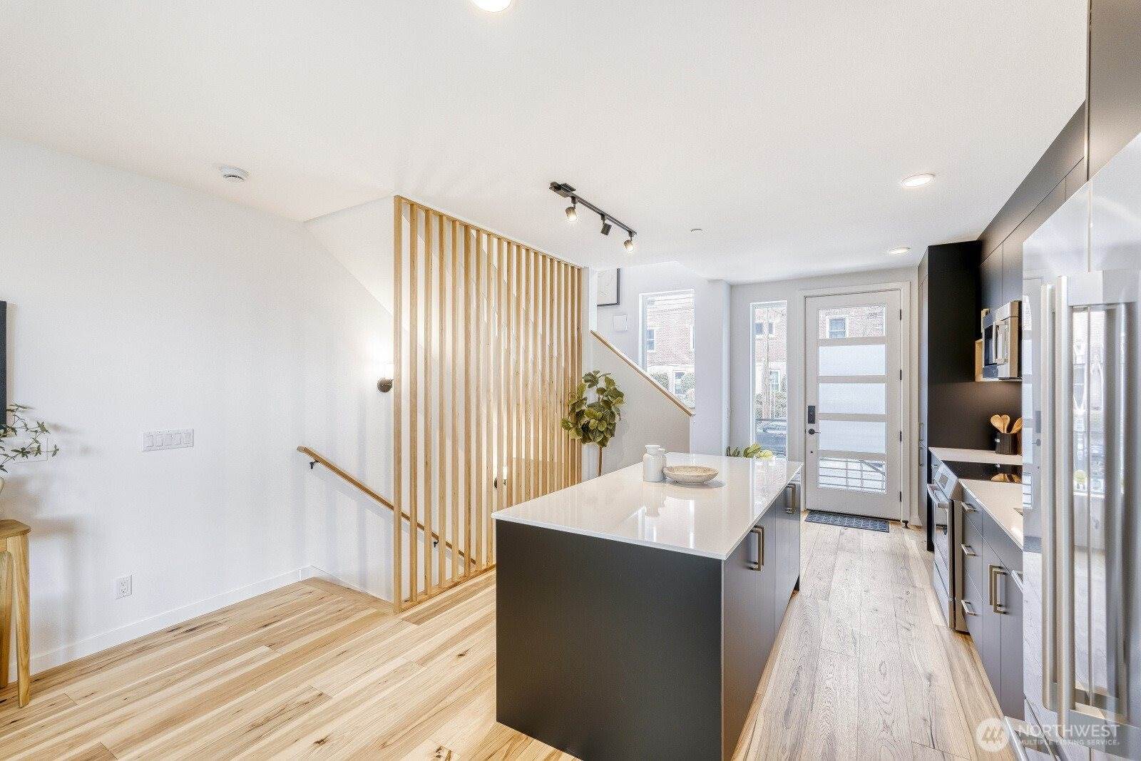 517 Howe Street, #B, Seattle, WA 98109