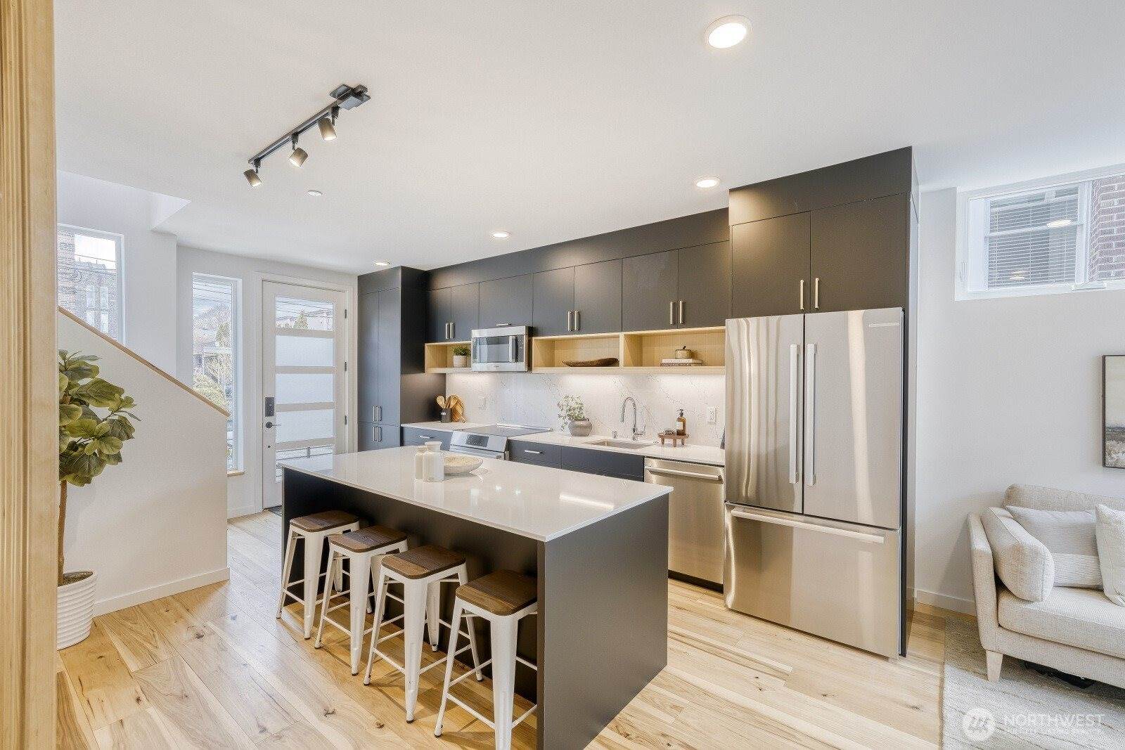 517 Howe Street, #B, Seattle, WA 98109