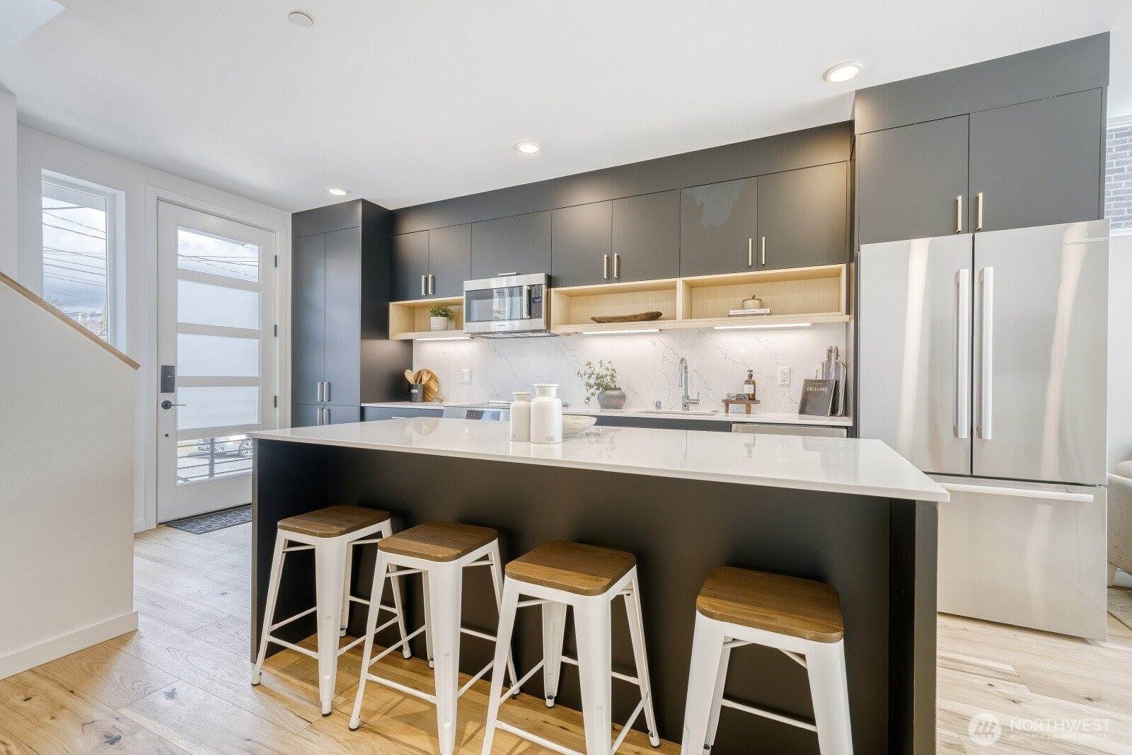 517 Howe Street, #B, Seattle, WA 98109