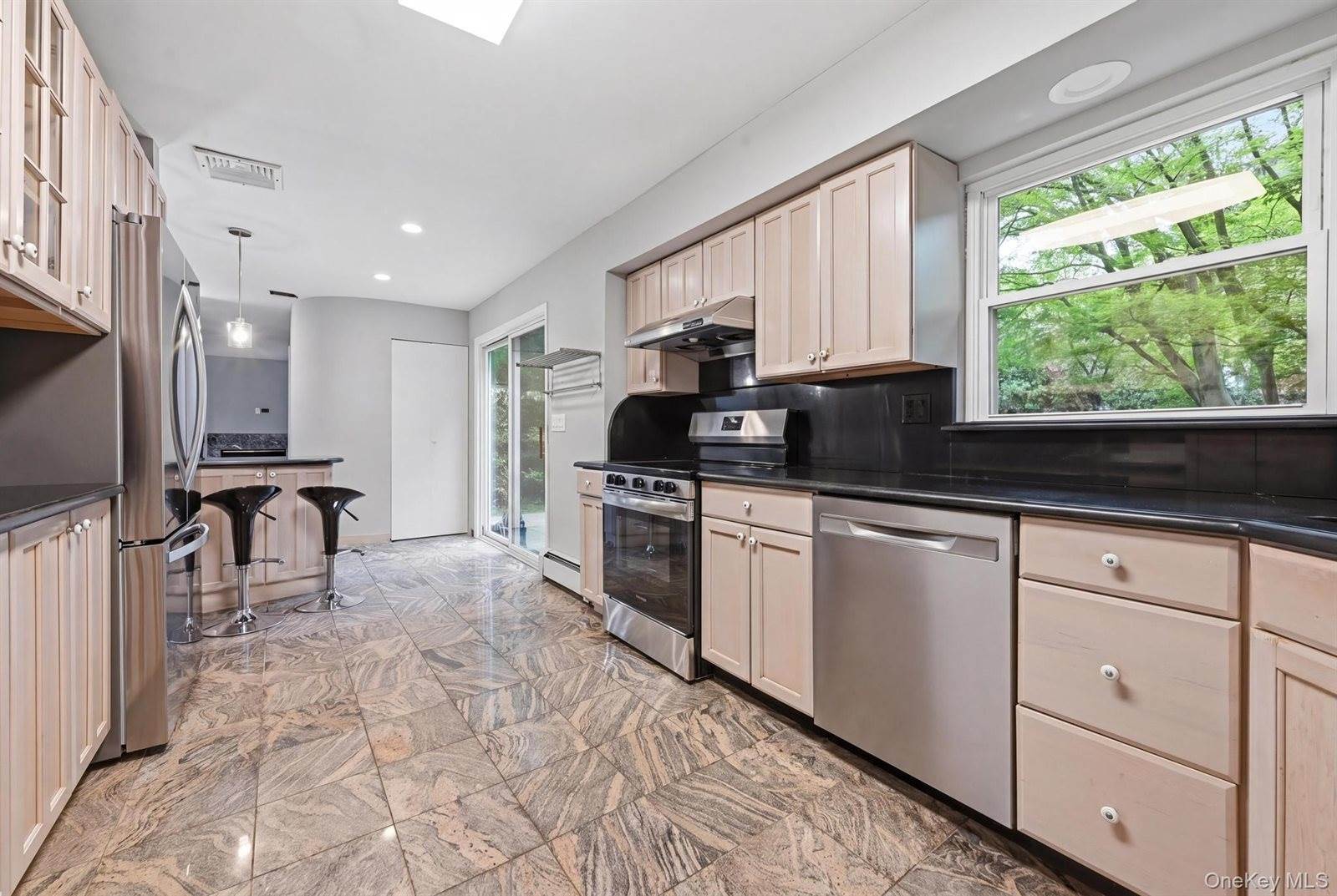 140 North Street, Locust Valley, NY 11560