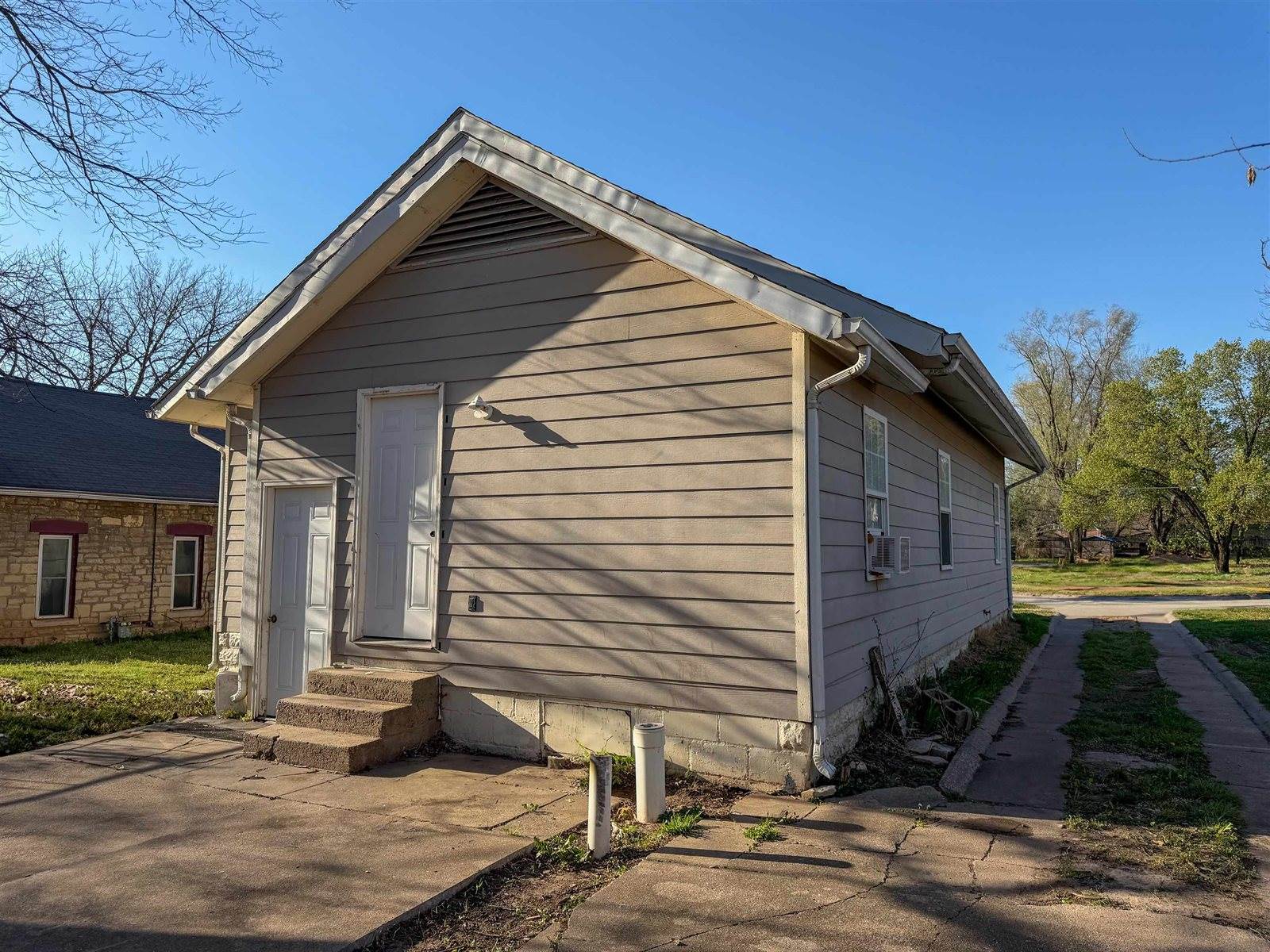 509 West 13th Ave, Winfield, KS 67156
