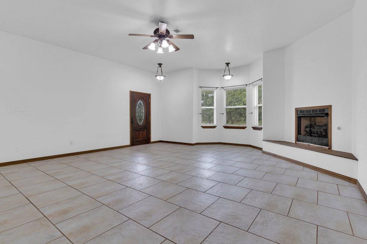 268 Lacy Dr ., Lipan, TX 76462