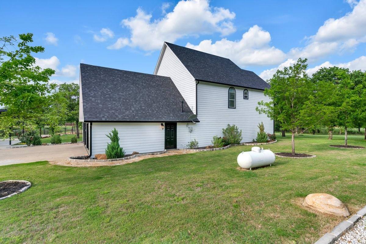 268 Lacy Dr ., Lipan, TX 76462