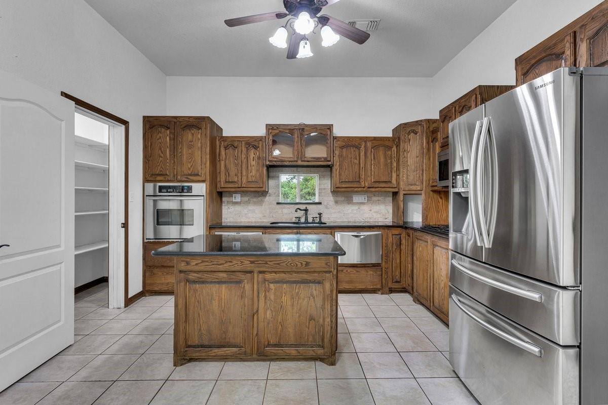 268 Lacy Dr ., Lipan, TX 76462