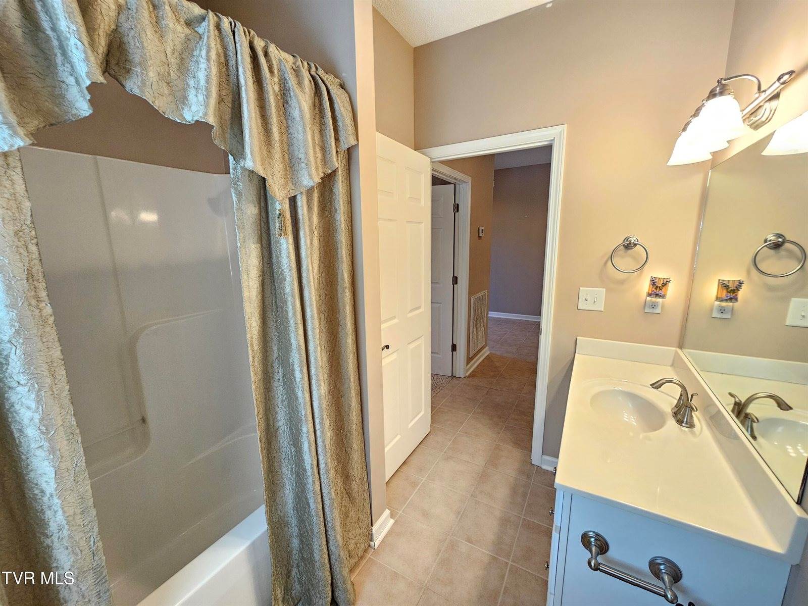 22 Bedding Place, Johnson City, TN 37604