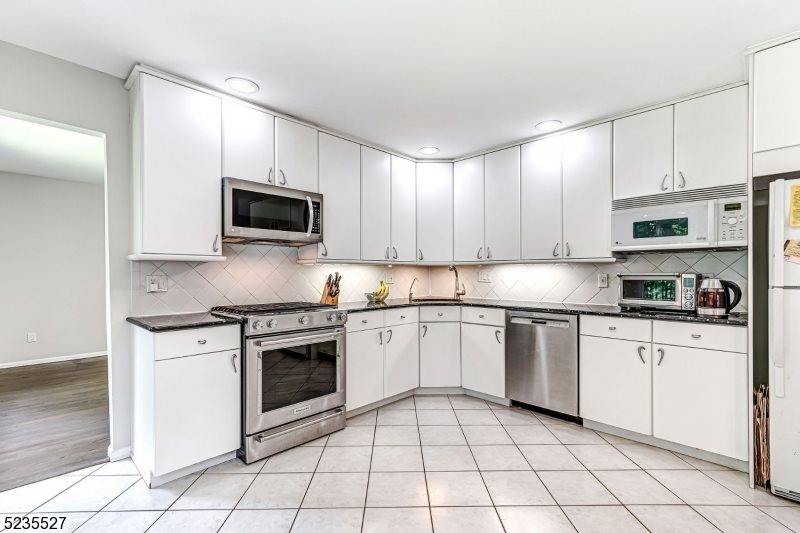 33 Highmount Ave, Warren Township, NJ 07059