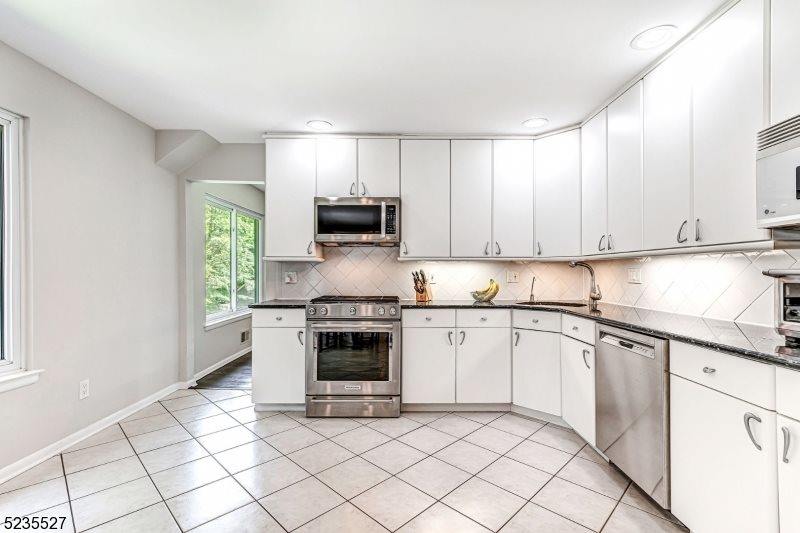 33 Highmount Ave, Warren Township, NJ 07059