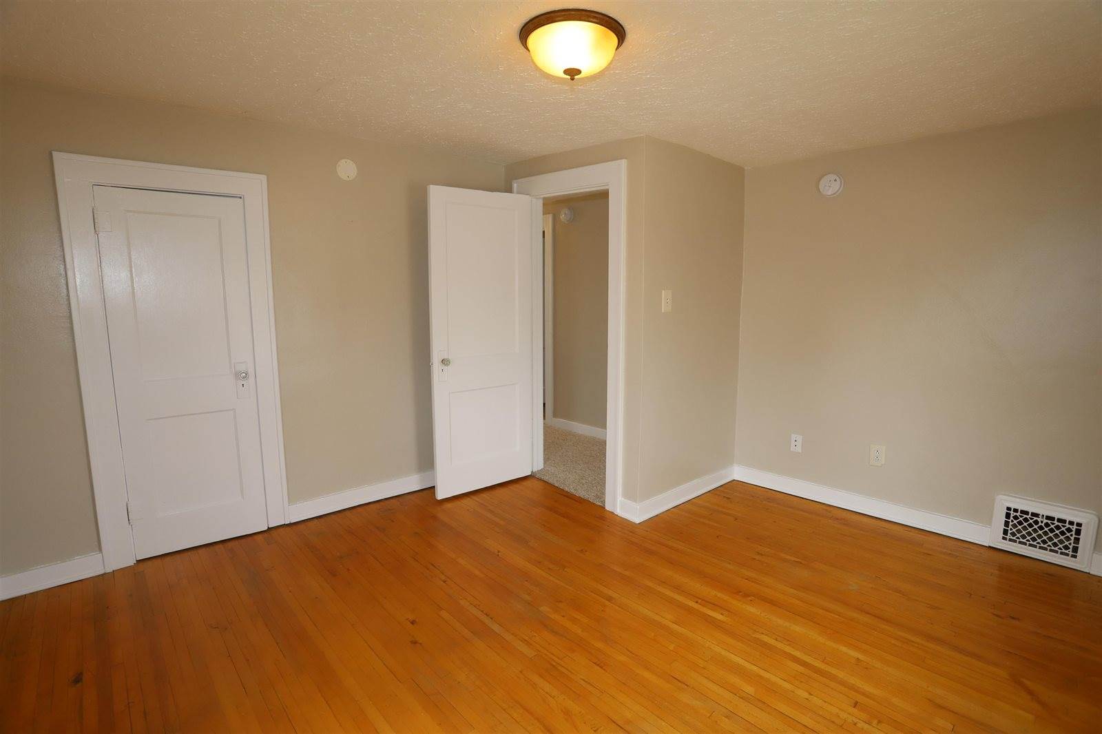 711 10th ST NW, Minot, ND 58703