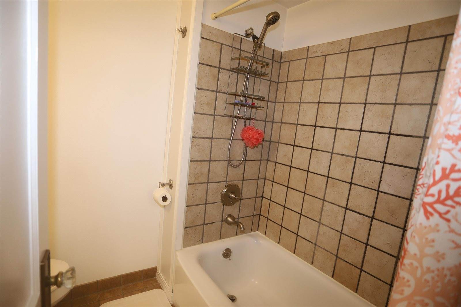 711 10th ST NW, Minot, ND 58703