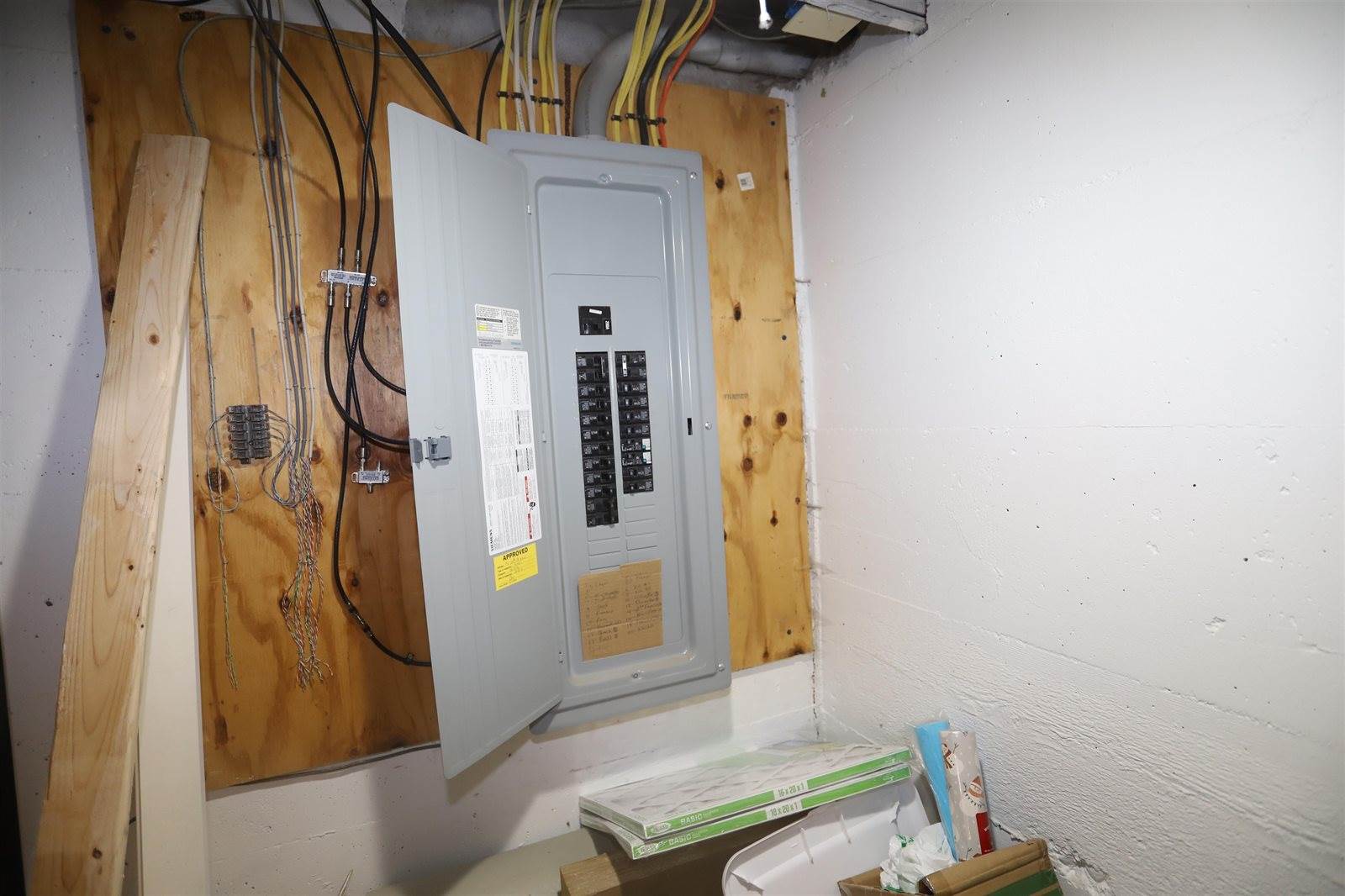 711 10th ST NW, Minot, ND 58703