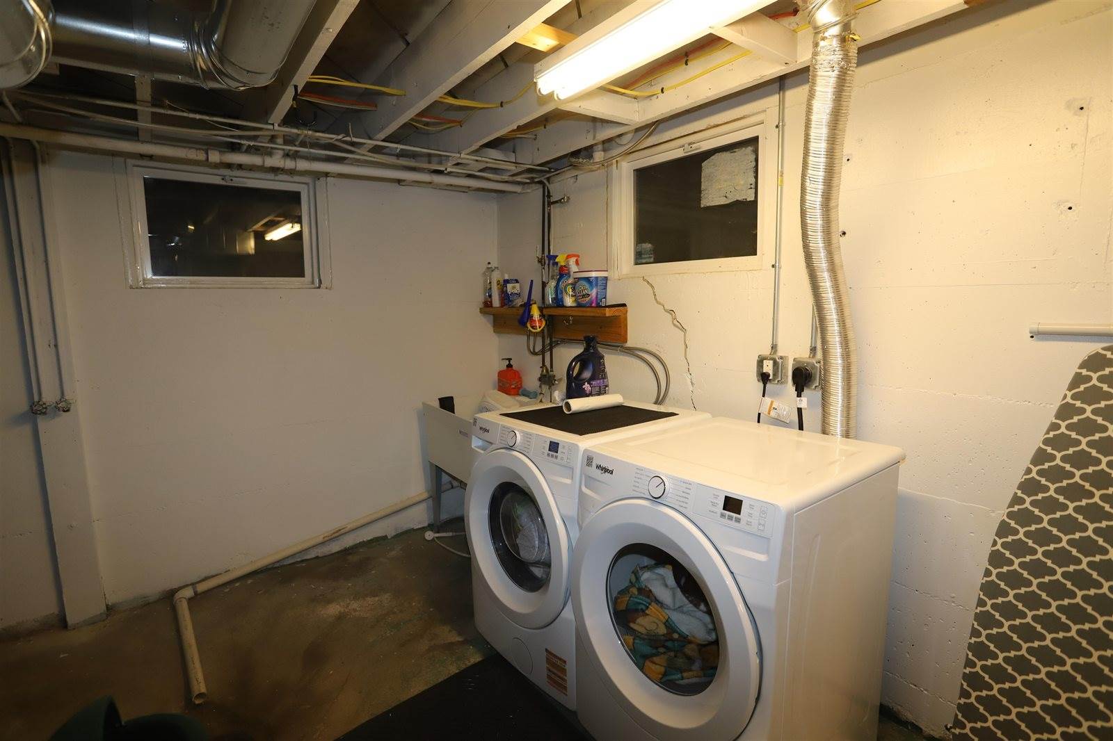 711 10th ST NW, Minot, ND 58703