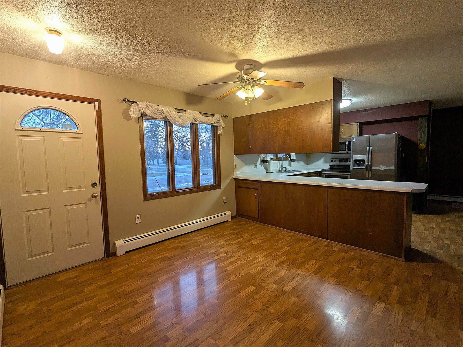 301 6th St NE, Mohall, ND 58761