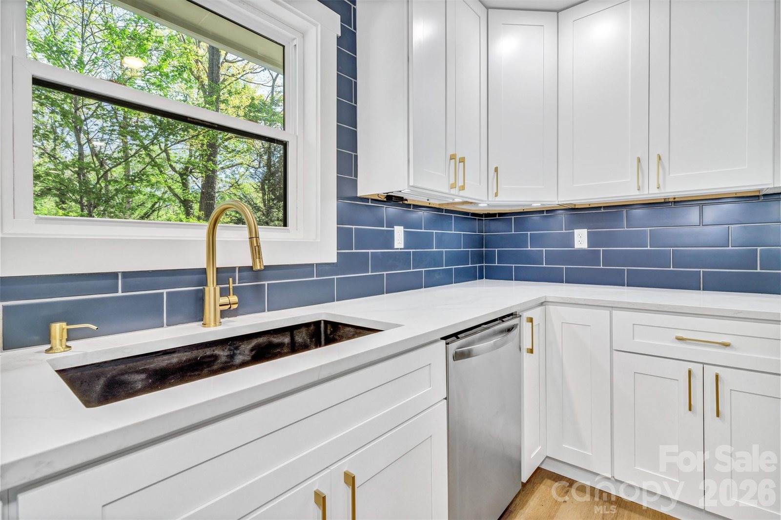 7 Angus Lane, Asheville, NC 28805