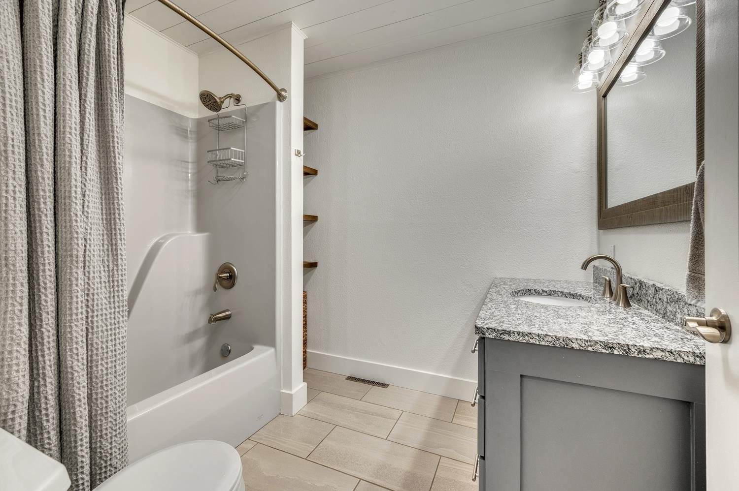 2220 30Th, Spirit Lake, IA 51360