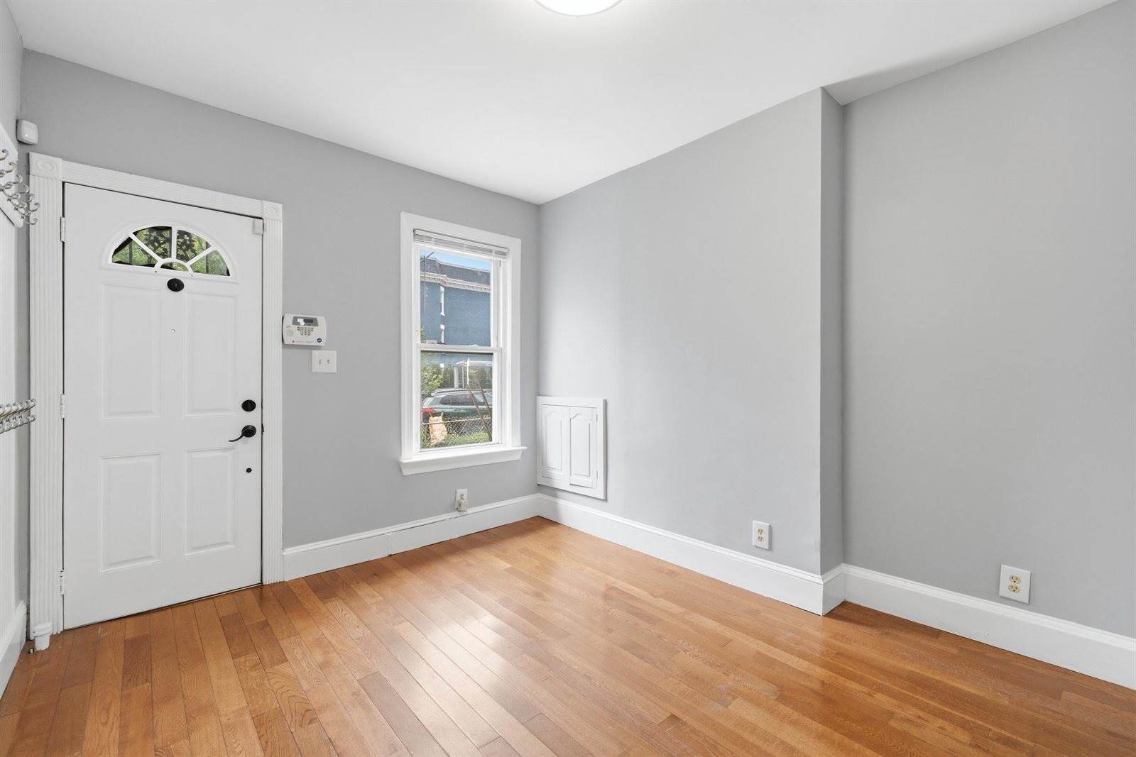 925 8TH Street NE, Washington, DC 20002